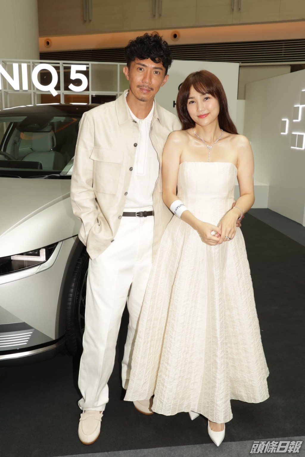 以夫妻檔上陣，當然要以情侶裝襯返。